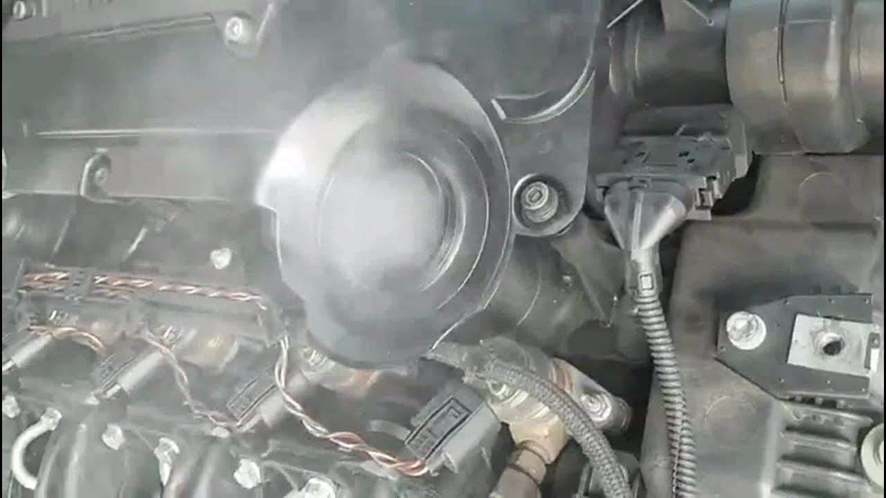 أسباب خروج دخان أبيض من غطاء زيت المحرك وأضراره على السيارة 1