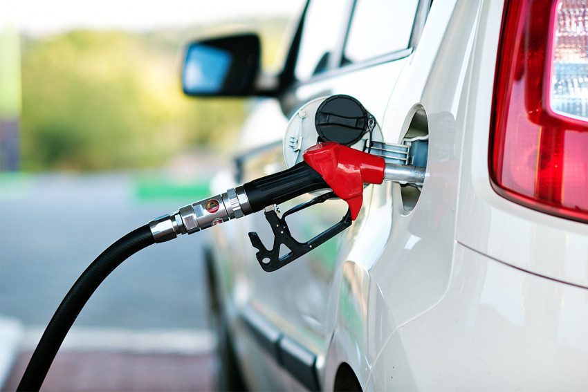 لماذا تختلف أماكن باب خزان الوقود في السيارات؟