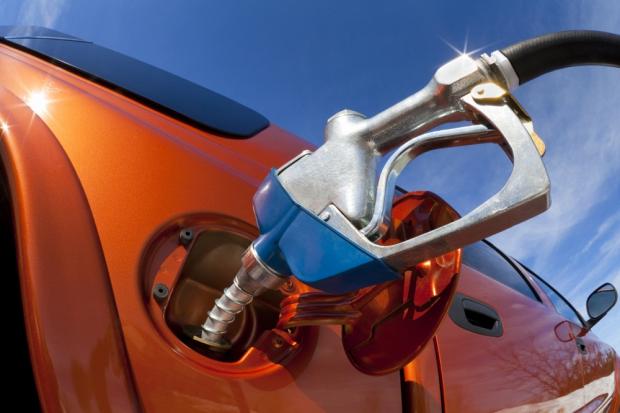 هل يمكن تزويد السيارة بالديزل بدلاً من البنزين؟