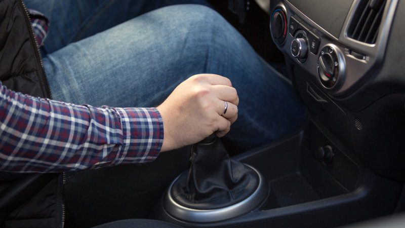 هل تخطي التروس في القير اليدوي يضر بالسيارة؟