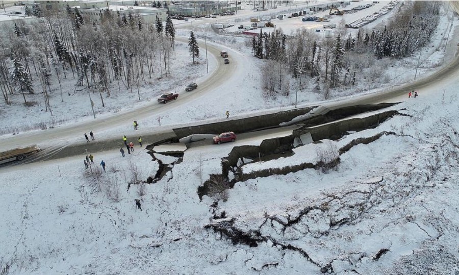"بالصور" كيف نجحت ألاسكا في إصلاح طرقها التي دمرتها الزلازل في أيام معدودة؟ 17