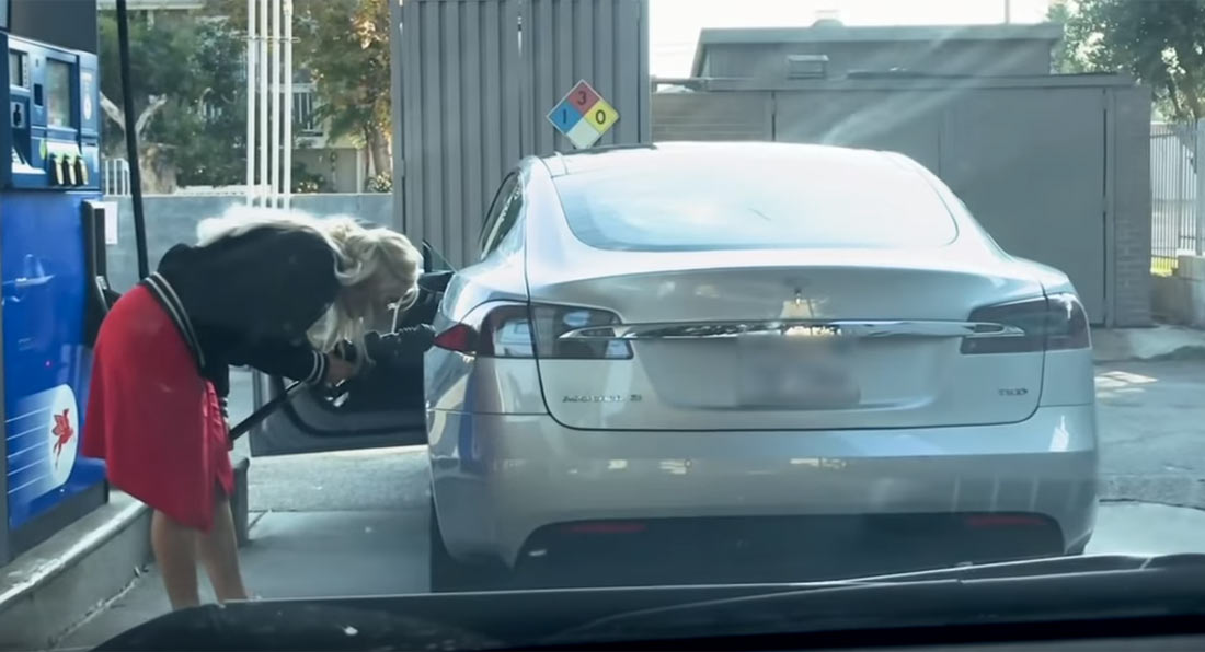 “بالفيديو” محاولات حثيثة من سيدة لتعبئة سيارة تيسلا بالبنزين!