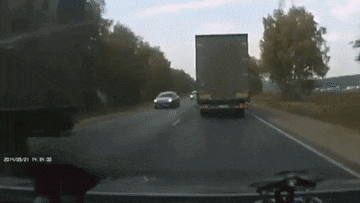 “بالفيديو” اشتعال شاحنة يتسبب في حادث تصادم لعدة سيارات