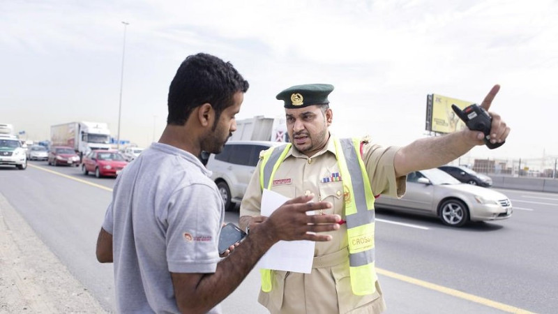 عقوبة نقل الركاب بدون ترخيص في الإمارات.. الإبعاد وحجز السيارة!