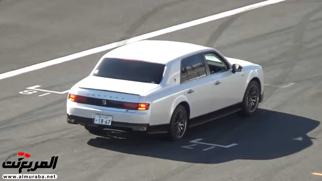 "بالفيديو" رئيس تويوتا يتباهى بسيارته الفاخرة على المضمار 55