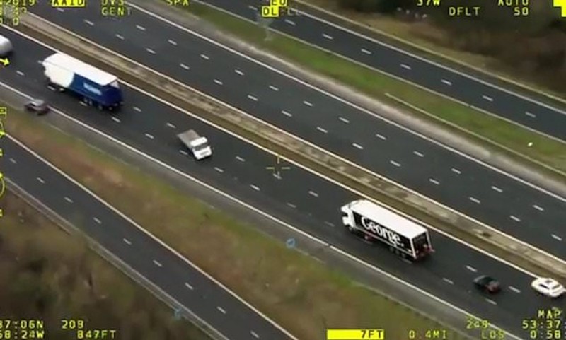 “بالفيديو” سائق يقود شاحنة بعكس السير على طريق سريع!