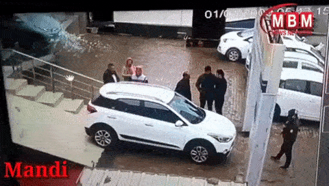 "بالفيديو" إمرأة تصطدم بزجاج وكالة هيونداي أثناء تجربة قيادة سيارة! 6