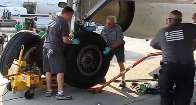 "بالفيديو" شاهد كيف يتم استبدال عجلة الطائرة ومدى تشابهها بعجلات السيارة 1