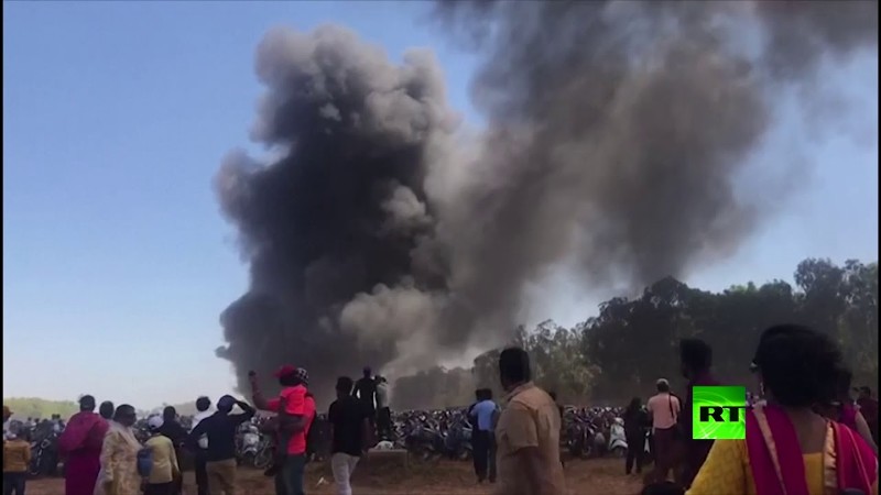 “بالفيديو” شاهد نشوب حريق في مئات السيارات