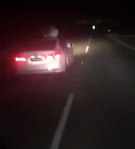"بالفيديو" قائد سيارة يُقذَف بالحجارة أثناء سيره ليلاً في أحد طرق المملكة 1