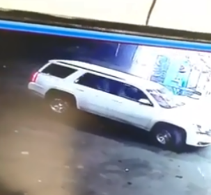 “بالفيديو” شاهد سرقة سيارة تركها قائدها في وضع التشغيل بنجران