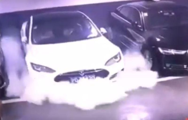 "بالفيديو" اشتعال النيران في سيارة "تيسلا" بأحد المواقف بمدينة شنغهاي الصينية 1