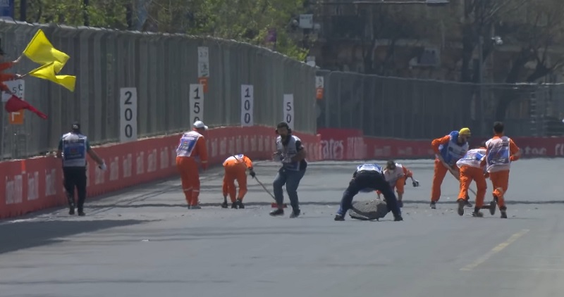 “بالفيديو” تحطم سيارة فورمولا 1 بسبب غطاء بالوعة!