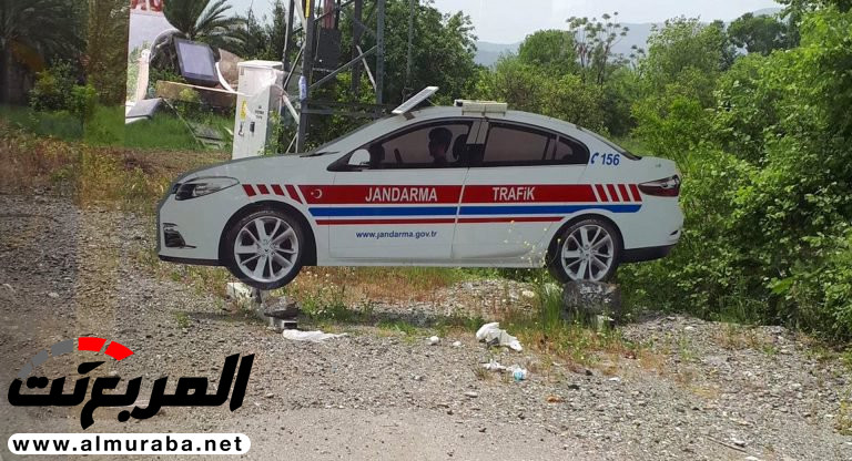 لإخافة السيارات المسرعة.. الشرطة التركية تستخدم سيارات مزيفة من الورق! 1