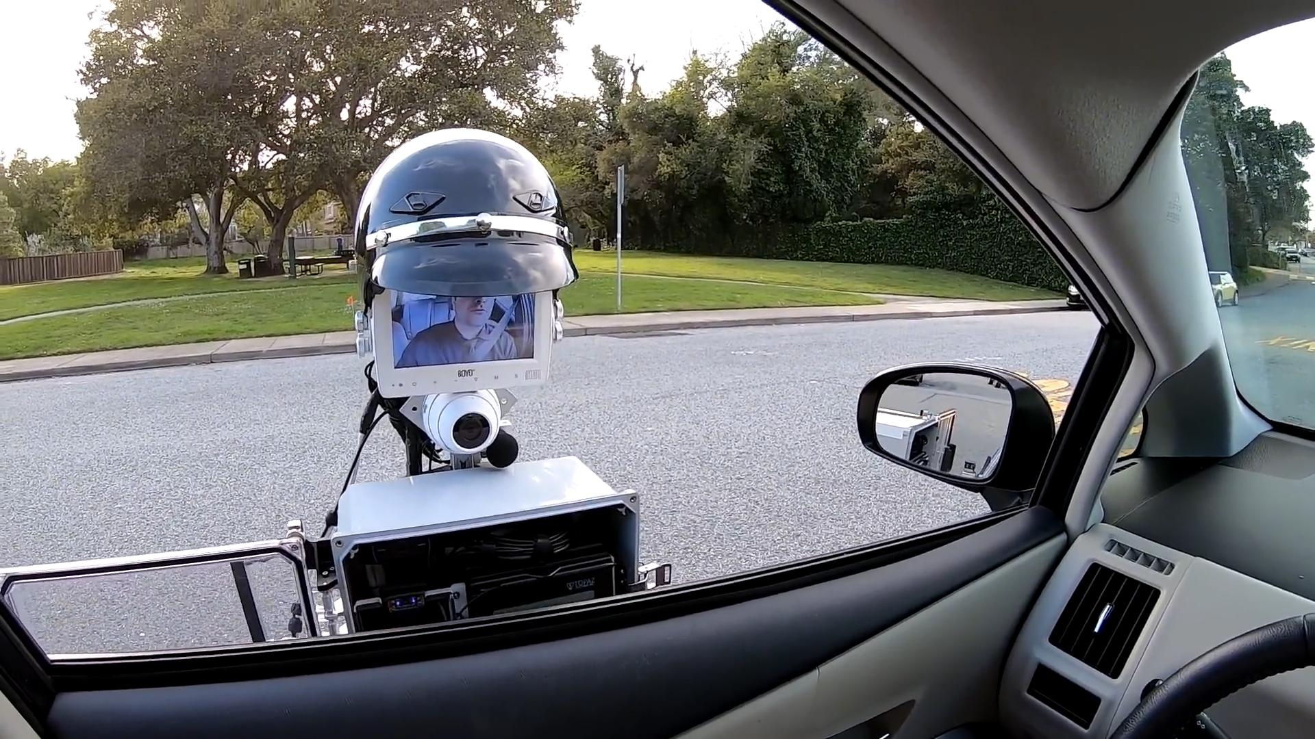 “بالفيديو” شاهد الروبوت الشرطي أثناء إصداره مخالفة مرورية