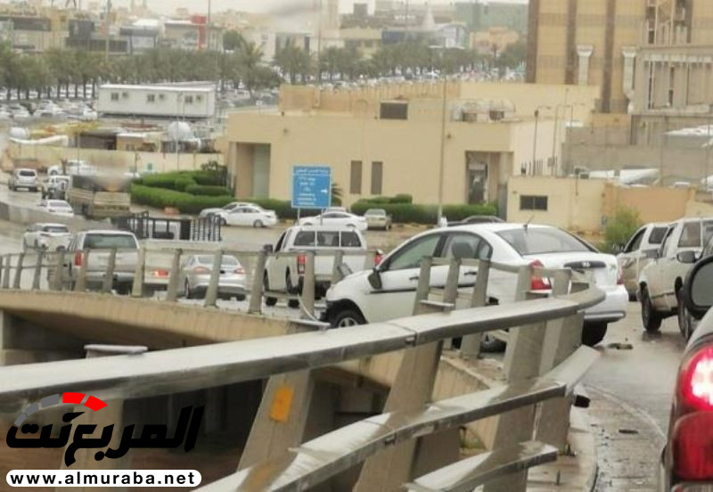 "بالفيديو" نجاة قائد سيارة من السقوط من أعلى كوبري في الرياض‎ 7