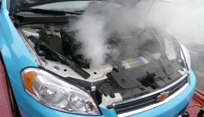 كيفية تبريد محرك السيارة عند ارتفاع حرارته