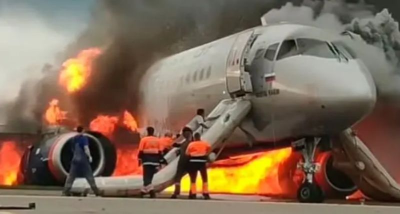 “بالفيديو والصور” كابتن الطائرة الروسية المنكوبة يقتحم النار لإنقاذ زميله