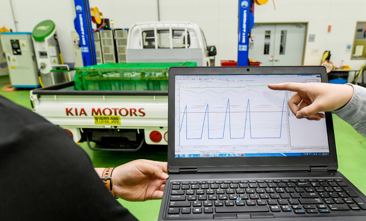 كيا تطوّر أول نظام تحكم بأداء السيارات الكهربائية التجارية عن طريق تقدير وزن السيارة 7