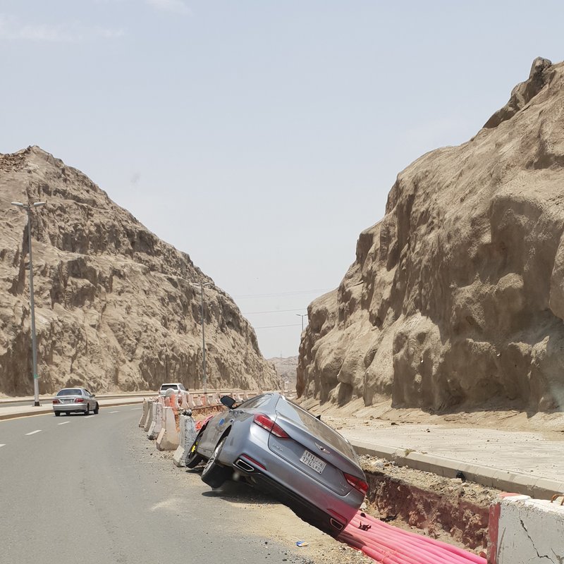 سقوط سيارة داخل شق شارع في مكة 1