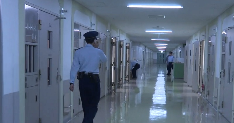 "بالفيديو والصور" شاهد زنزانة كارلوس غصن في سجن طوكيو 11