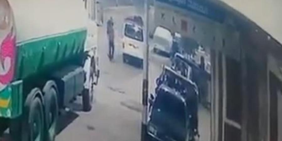“بالفيديو” طفل يقود سيارة برلمانية مصرية يدهس مواطنا