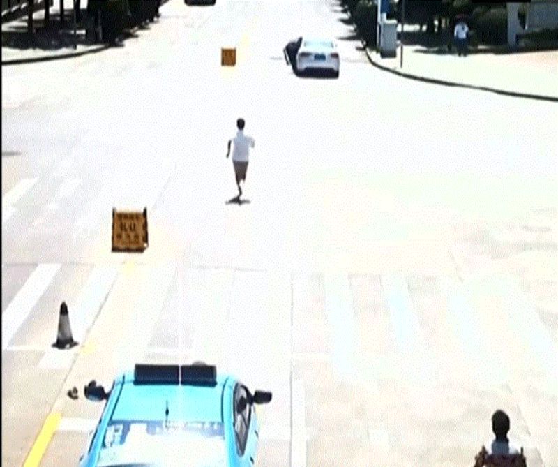 “بالفيديو” رد فعل سريع من سائق أجرة لإنقاذ طفلين من الأذى في الصين
