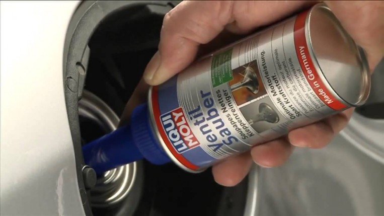 فوائد استخدام سائل تنظيف البخاخات لمحرك السيارة