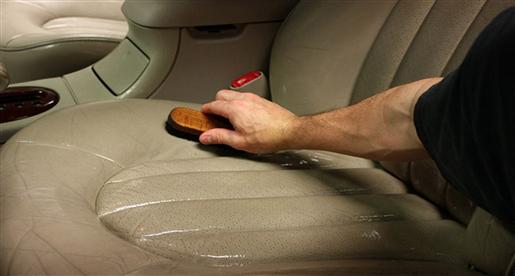 طرق إزالة البقع من جلد مقاعد السيارة 12
