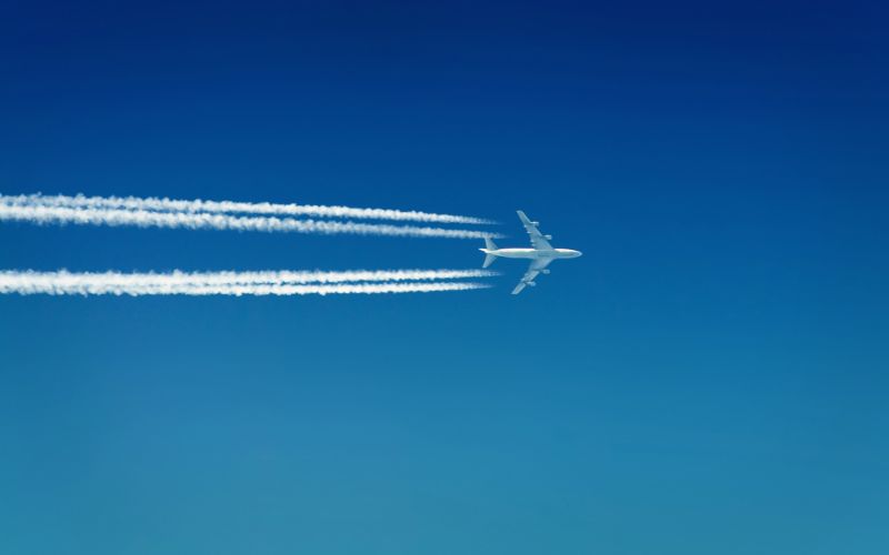 "بالفيديو" الطيران المدني يُوضح ماهية الخطوط البيضاء خلف الطائرات 1