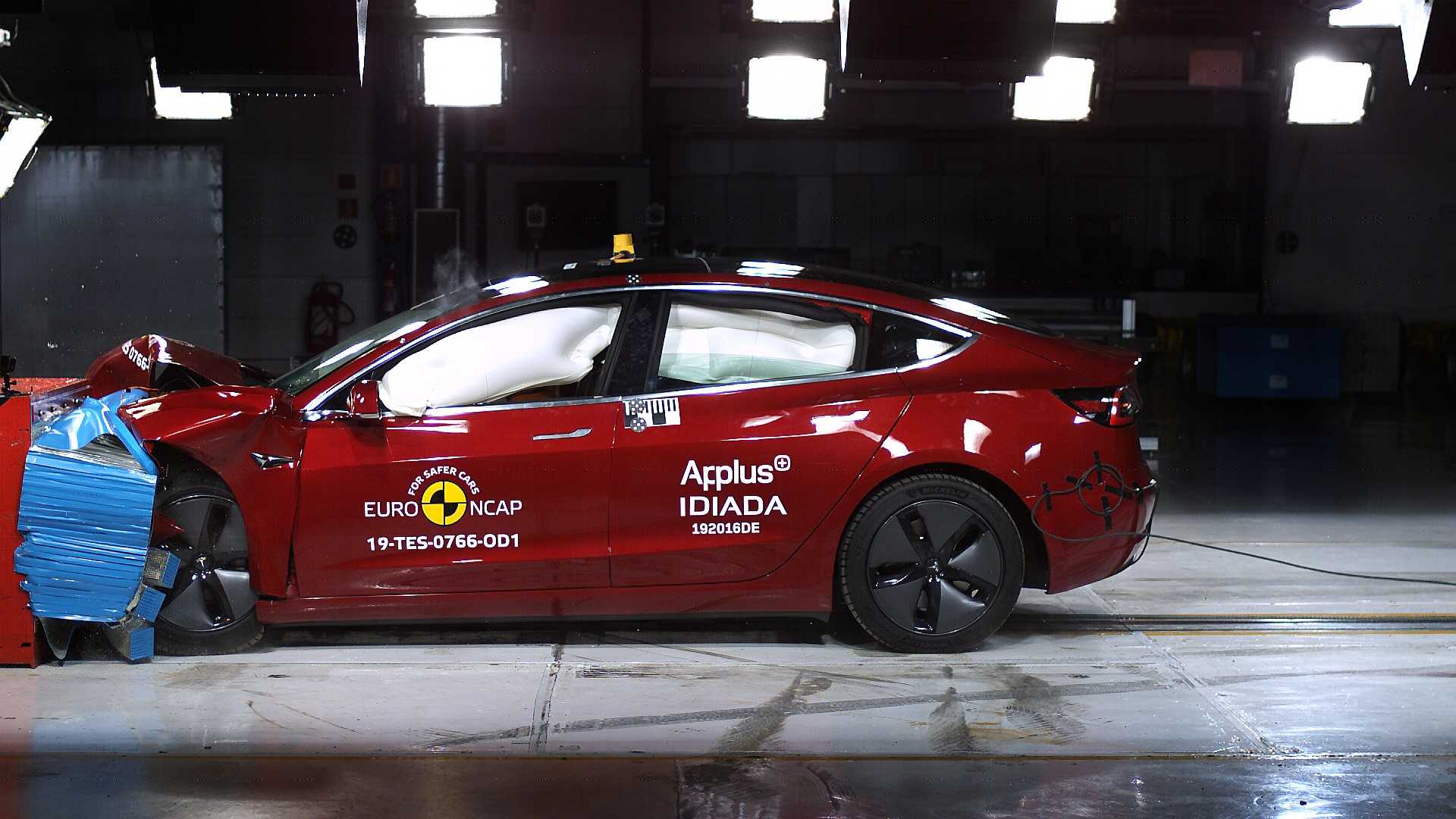 "بالفيديو" تيسلا موديل 3 هي السيارة الأكثر أماناً في فئتها 9