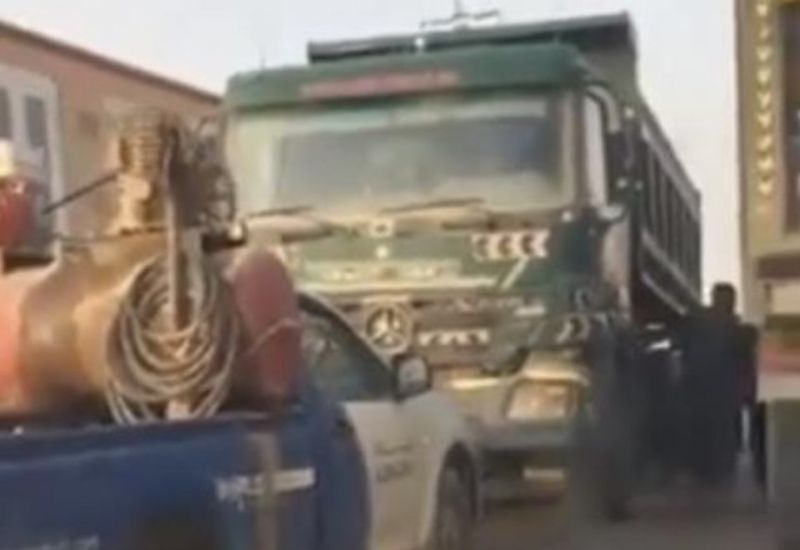 “بالفيديو” تعطل شاحنة بعد سيرها عكس الاتجاه في أحد شوارع الرياض