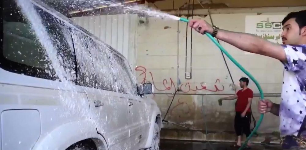 "بالفيديو" 3 أشقاء سعوديين يفتتحون مغسلة سيارات في طريف 1