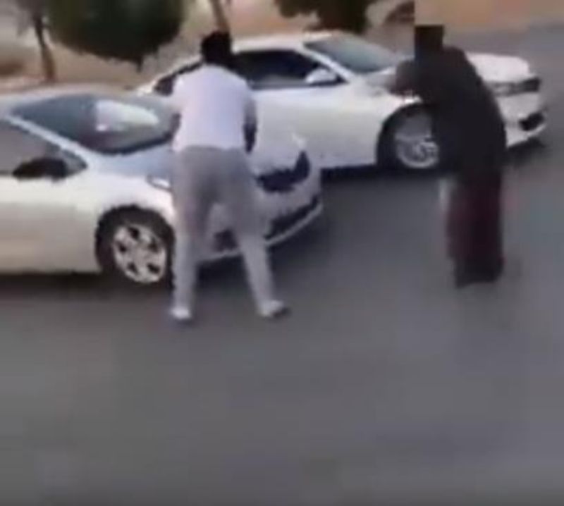 "بالفيديو" شابان يعترضان سيارة تقودها فتاة في أحد الشوارع بالمملكة 1