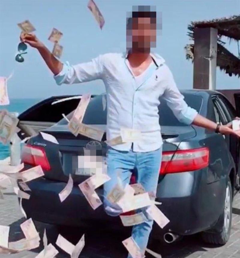 القبض على شاب خرج من سيارته ليرمي أمواله بوسط الطريق في دبي 2