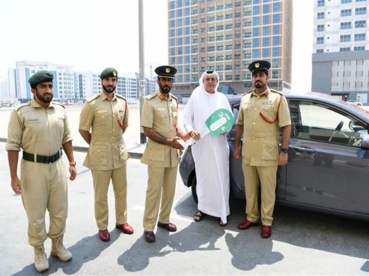 بالفيديو: شرطة دبي تكافئ مُقيمًا بسيارة جديدة لالتزامه بقواعد المرور 2