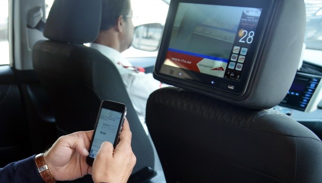 دبي توفر خدمات إنترنت مجانية وترجمة فورية لركاب التاكسي 4