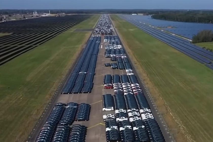 لماذا اضطرت مرسيدس لتخزين آلاف سيارات GLE في مطار عسكري ألماني؟