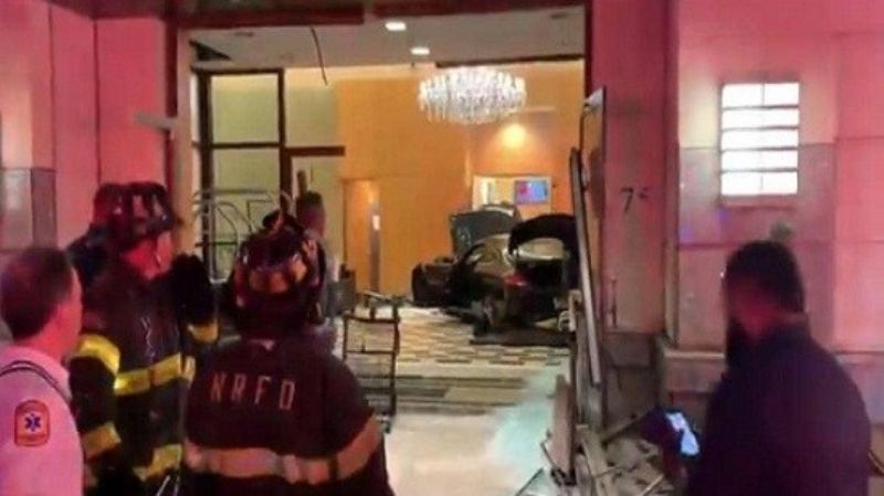 "بالصور" سيارة مرسيدس تقتحم مبنى ترامب بلازا في حادث عرضي 2
