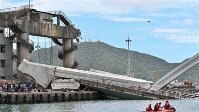 "بالفيديو" لحظة انهيار جسر في تايوان وسقوط شاحنة في المياه 3