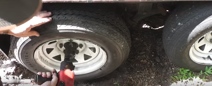 "بالفيديو" هكذا يمكنك تغيير إطارات سيارتك بدون رافعة 17