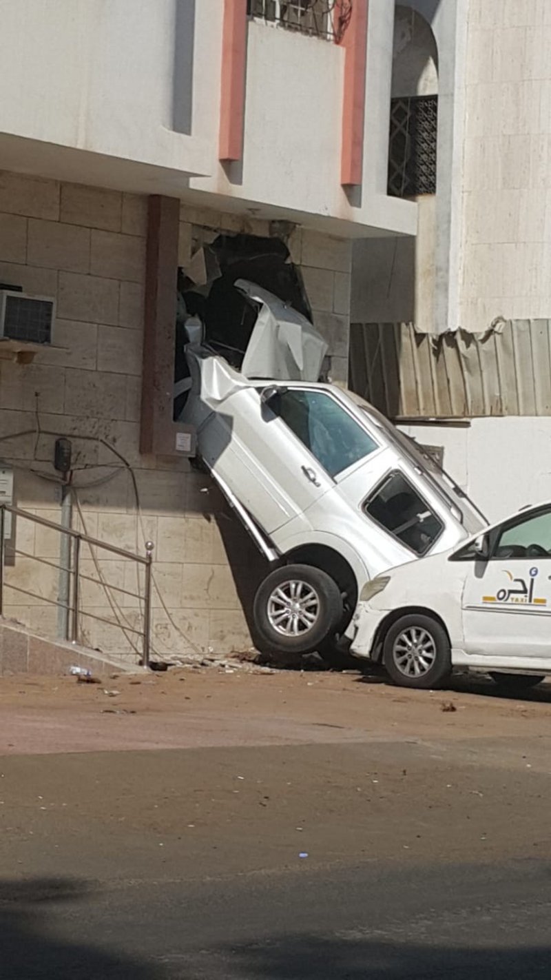 “بالصور والفيديو” سيارة مسرعة تخترق جدار منزل في جدة!