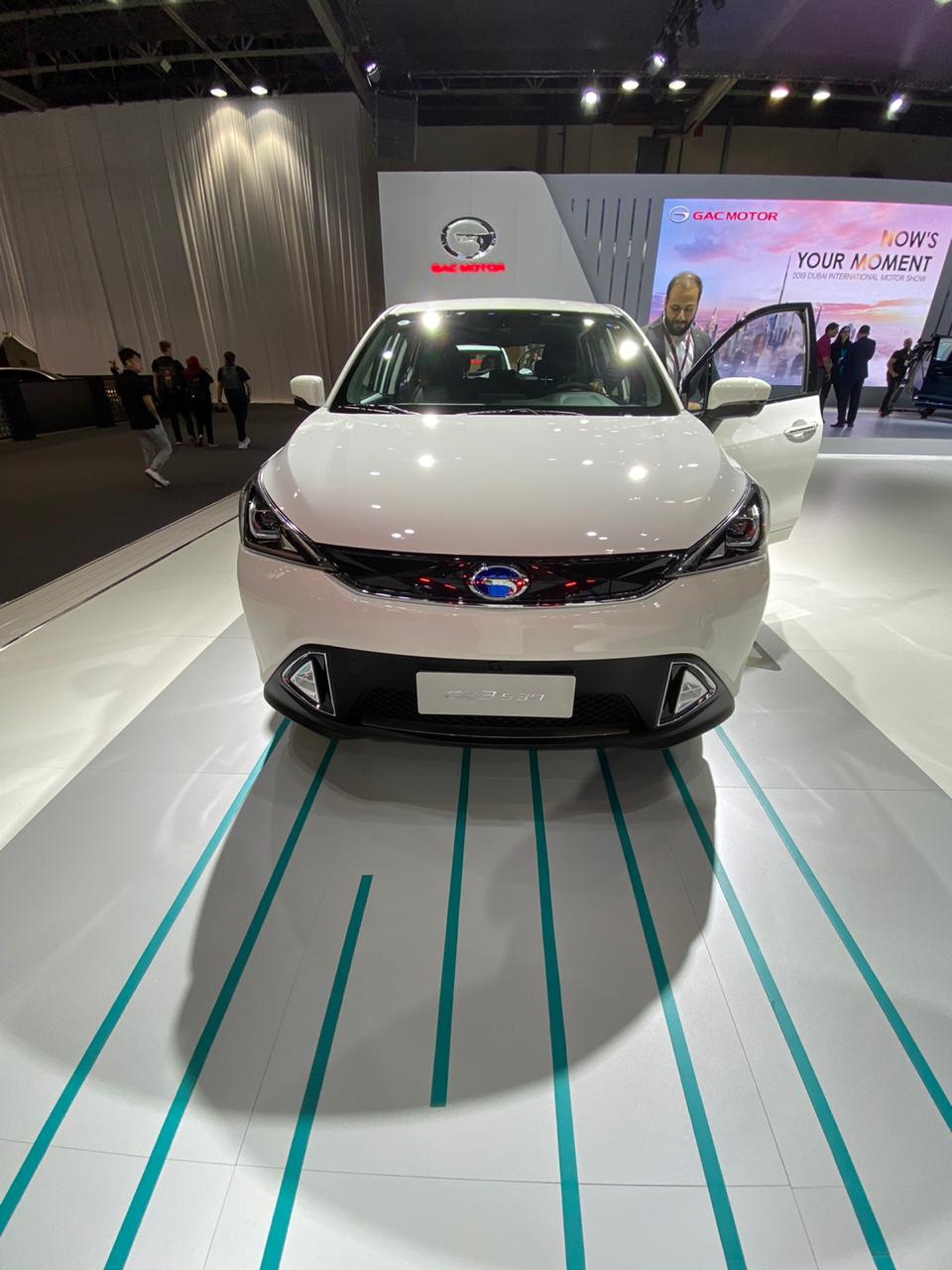 جي ايه سي تدشن سيارتين كهربائيتين مستقبليتين في معرض دبي 12