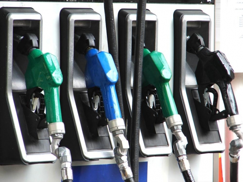 إلزام محطات الوقود بتركيب شاشات لعرض الأسعار