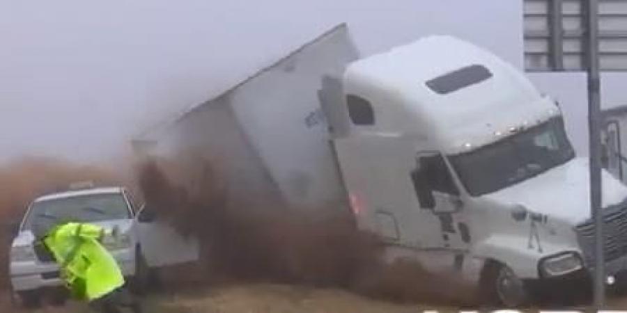 "بالفيديو" شاحنة تنحرف عن مسارها وتتدحرج خلف رجال أمن في مشهد مرعب 4
