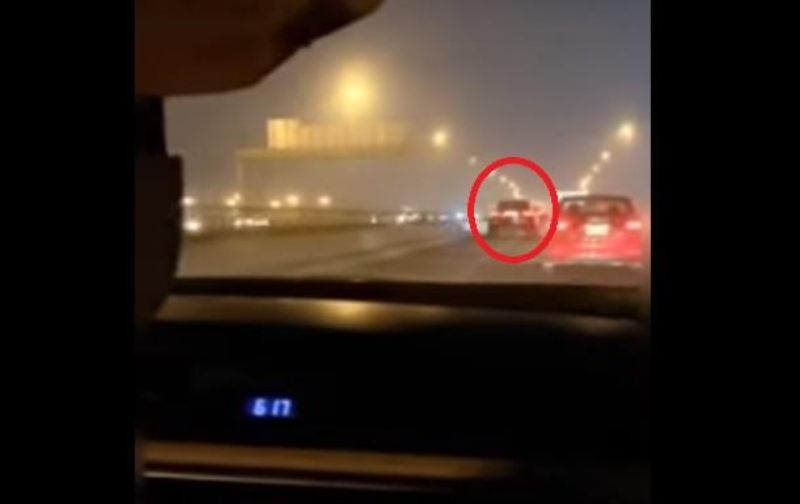 "بالفيديو" المرور السري ينفذ حملة على قائدي السيارات الذين يسيرون على أكتاف الطريق في جدة 1