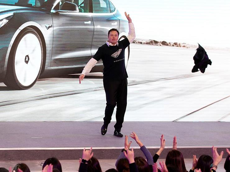 "بالفيديو": إيلون ماسك يدشن أول سيارة تيسلا صنعت في الصين 7