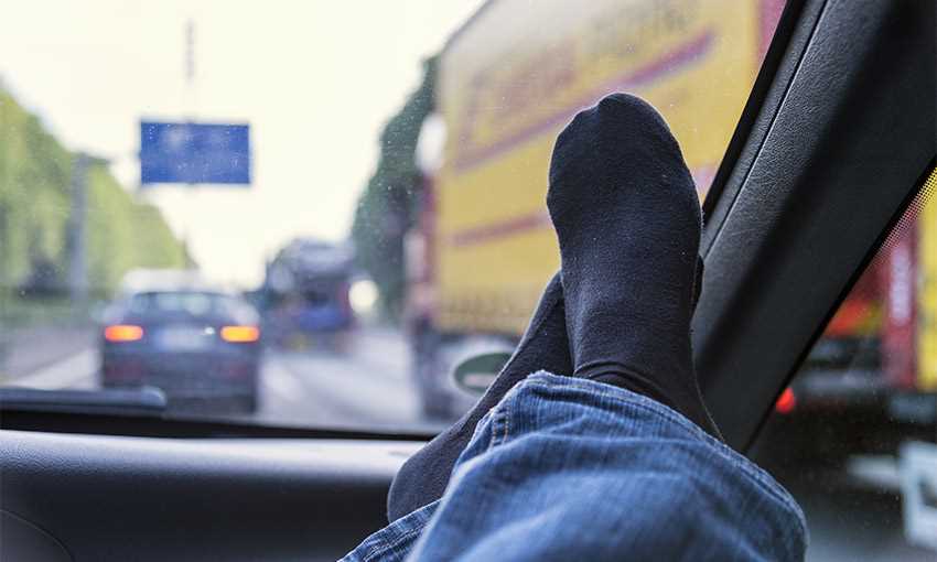 لماذا يحذر الخبراء من وضع القدم على طبلون السيارة؟ 7