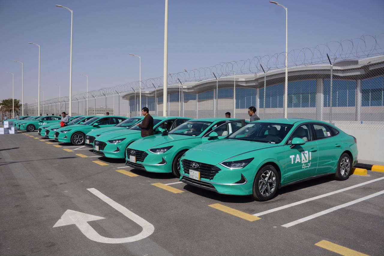 هيونداي المجدوعي تسلم 100 سيارة من تاكسي المطار بهويتها الجديدة