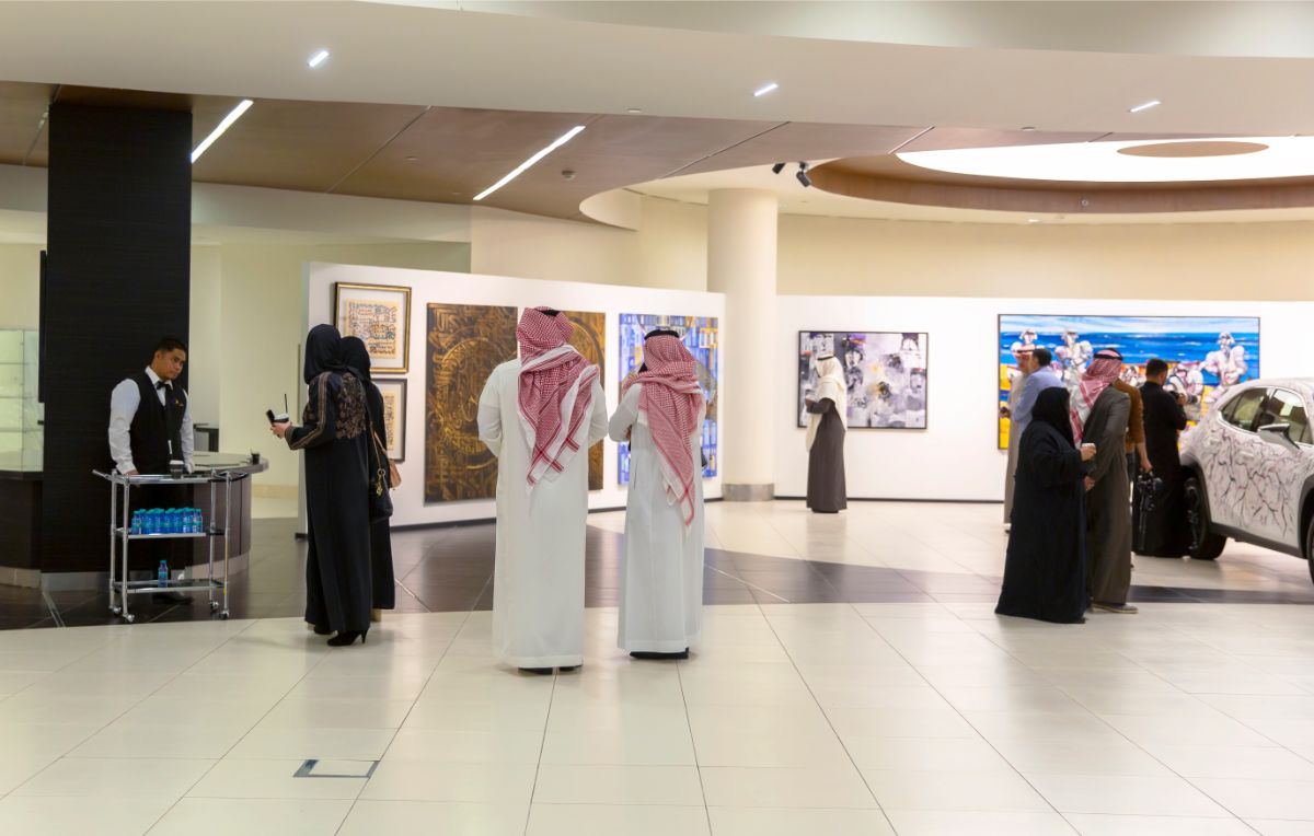 "41 صورة" شاهد افتتاح المعرض الفني آرت لكزس في الرياض 104